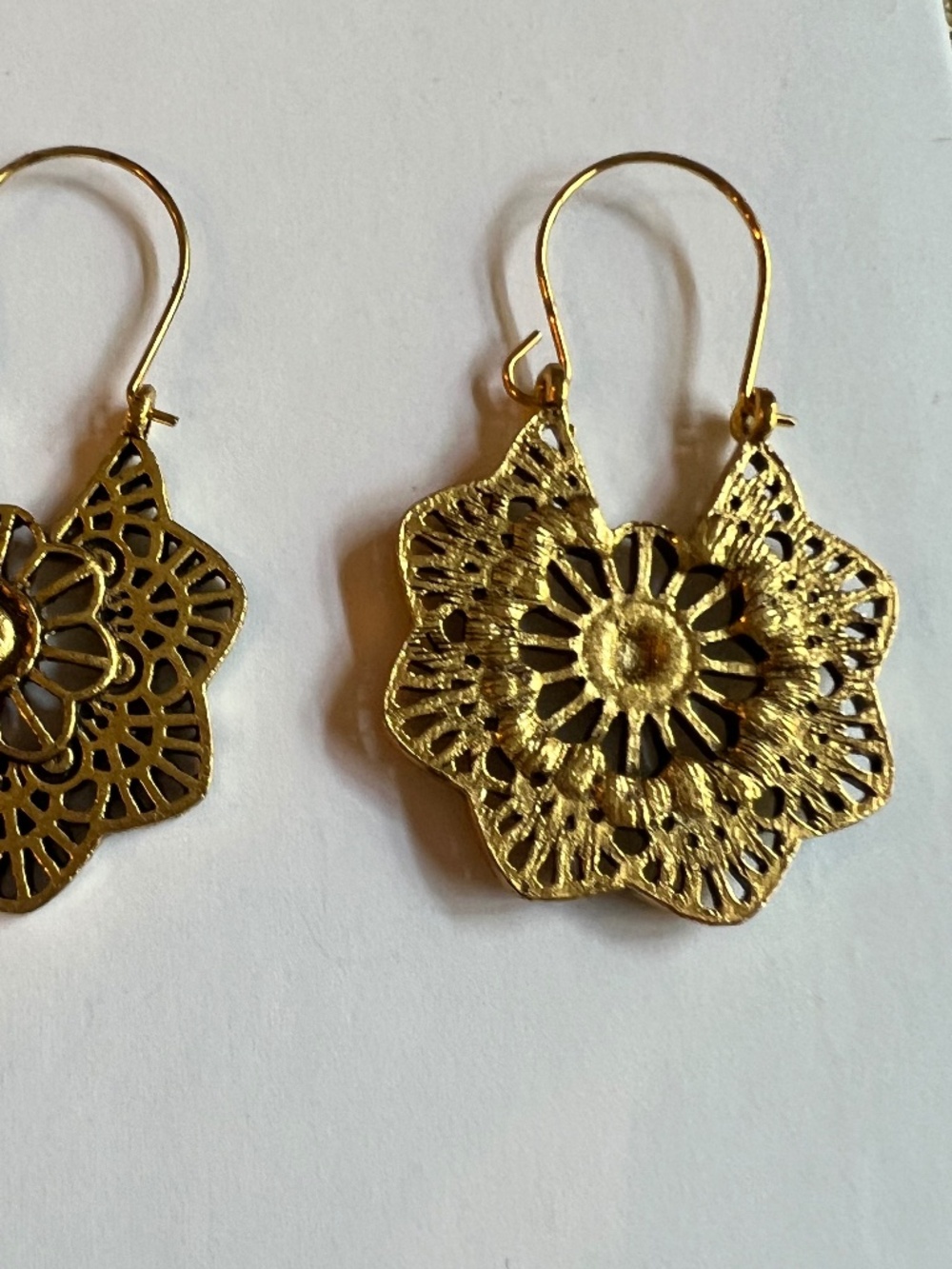 Goldtone Filigree Flower Earrings Boho Design NWT - Picture 2 of 5